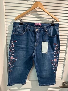 NWT Telepatia Embroidered Denim Capri with Five Pockets.